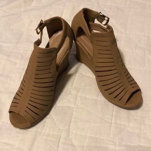 Women’s wedge sandals.